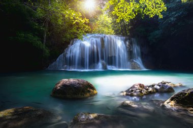 güneş ışığı ile güzel bir şelale