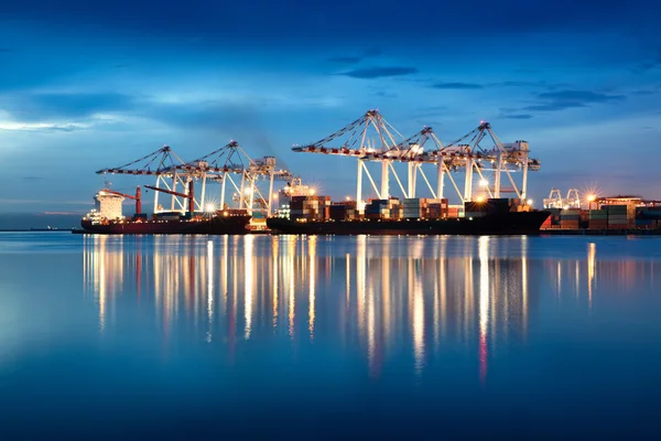 Containers laden door crane — Stockfoto