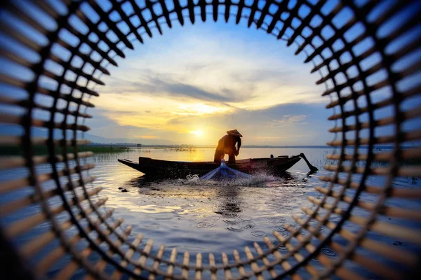 Silhouette pescatore lancio rete da pesca — Foto Stock