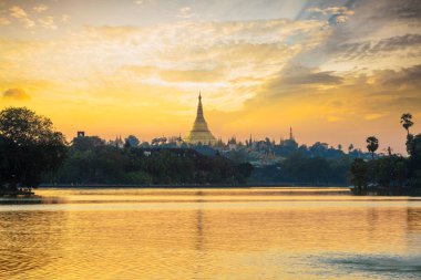 Gün batımında Shwedagon pagoda