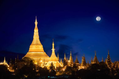 Shwedagon Pagoda alacakaranlıkta
