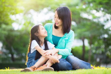 mutlu genç anne kızıyla birlikte