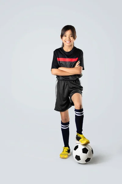 Giovane ragazza asiatica giocare a calcio — Foto Stock