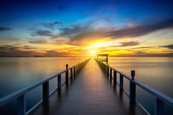 Jembatan kayu di laut — Stok Foto