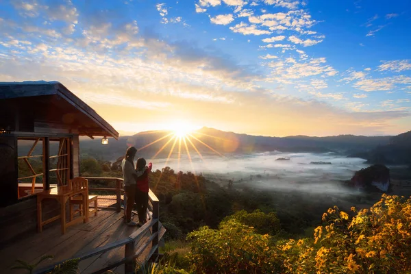 Asiática familia madre e hija buscando amanecer —  Fotos de Stock