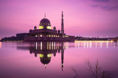 Putra Camii gündoğumu sırasında