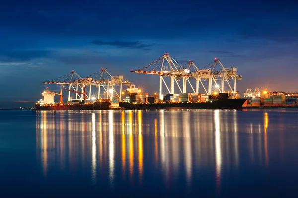Containers laden door crane — Stockfoto