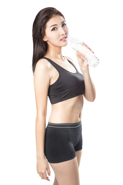 Mulher asiática mostrando uma garrafa de água — Fotografia de Stock