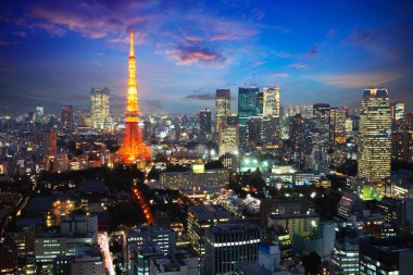 Tokyo Kulesi alacakaranlıkta