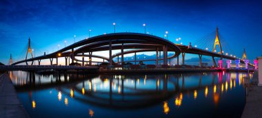 Alacakaranlıkta Bhumibol Köprüsü