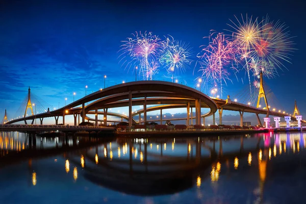 Ponte Bhumibol com fogos de artifício — Fotografia de Stock