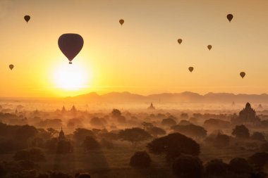 Antik pagoda Bagan üzerinde güzel gündoğumu ve sıcak hava balonları