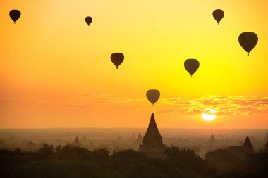 Antik pagoda Bagan üzerinde güzel gündoğumu ve sıcak hava balonları