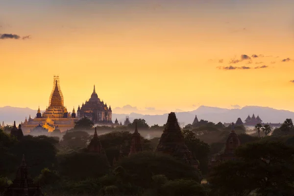 Vacker natur under solnedgången på pagoda i Bagan — Stockfoto