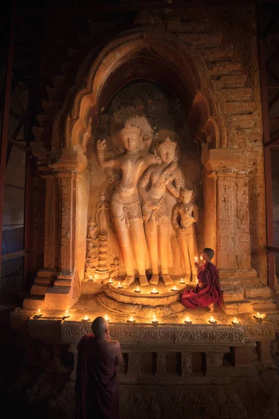 Маленький монах молится — стоковое фото