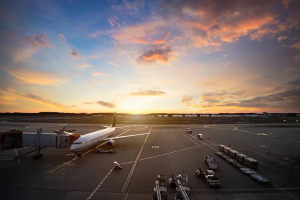 Landebahn des Flughafens mit Flugzeugen — Stockfoto