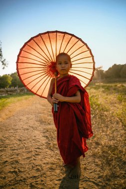 Şemsiye ile küçük keşiş