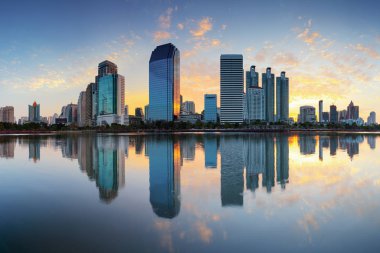 yansıması ile bina