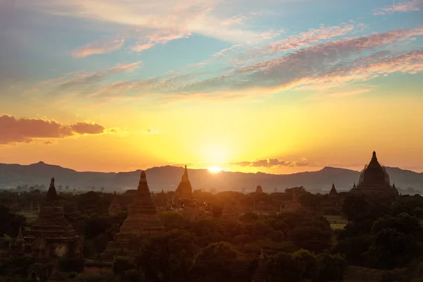 Bela paisagem durante o pôr do sol — Fotografia de Stock