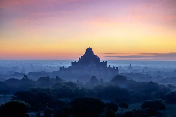 Amanecer escénico por encima de Bagan — Foto de Stock