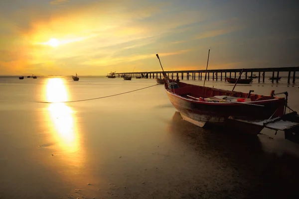 Rybářská loď při západu slunce — Stock fotografie