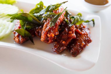 Baharatlı kızarmış tavuk kanadı