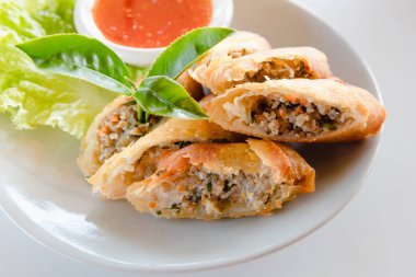 Kızarmış Çin geleneksel bahar rulolar