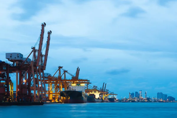 Contenedor de carga Bangkok puerto al atardecer — Foto de Stock