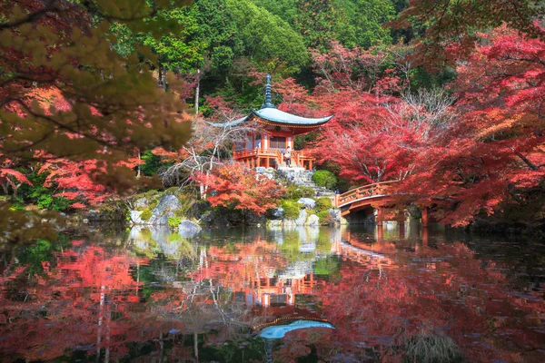 Herbstpark im Daigoji-Tempel — Stockfoto