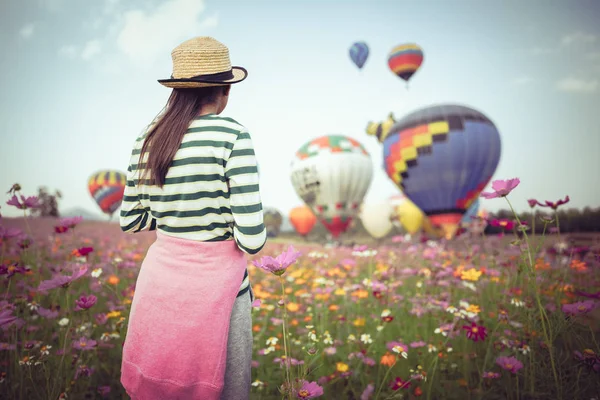 Jong meisje op zoek ballonvaren — Stockfoto