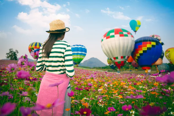 Jong meisje op zoek ballonvaren — Stockfoto