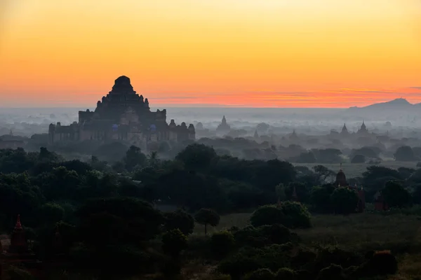 Lever de soleil panoramique au-dessus du bagan — Photo