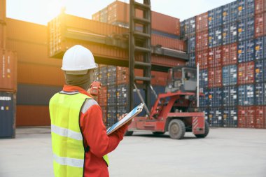 Foreman'ın denetimi yükleme konteynerler