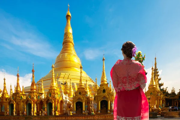 Kobieta stojąc w Shwedagon pagoda — Zdjęcie stockowe