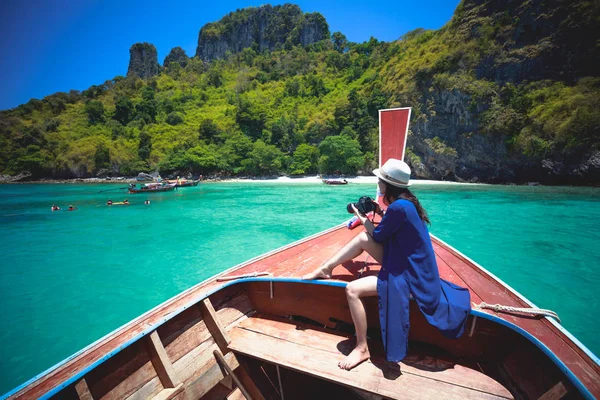 Feliz viagem feminina — Fotografia de Stock