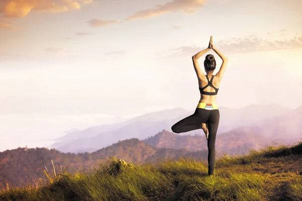 Jonge vrouw mediteren yoga — Stockfoto