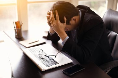 İşyerinde oturan işadamı vurguladı