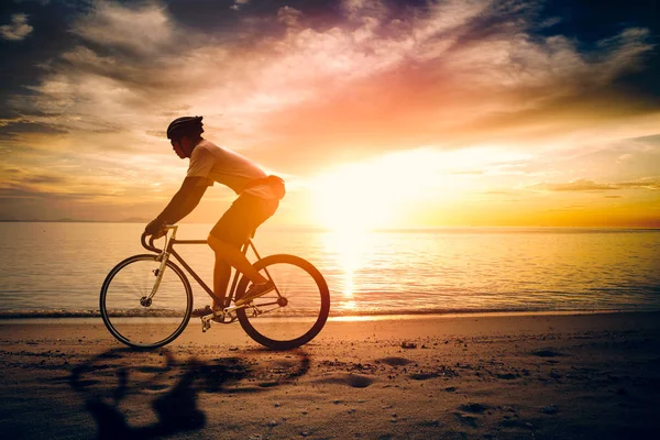 Silhouette di sportivo andare in bicicletta — Foto Stock