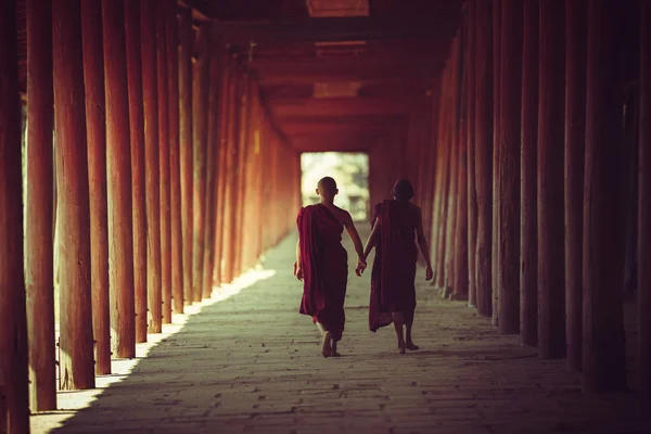 Pequeños monjes caminando en el viejo templo —  Fotos de Stock