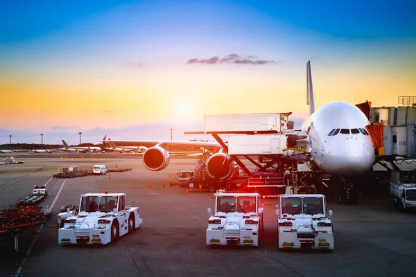 Airplane near the terminal in an airport — Stock Photo, Image