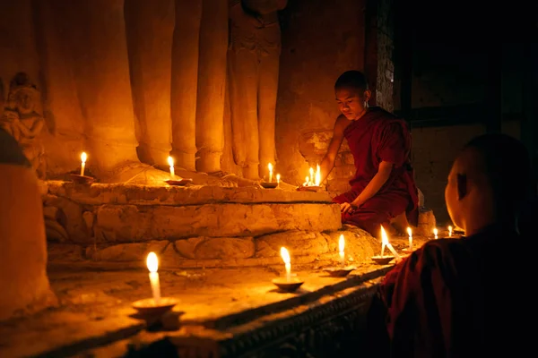 Novicios rezando, Bagan — Foto de Stock