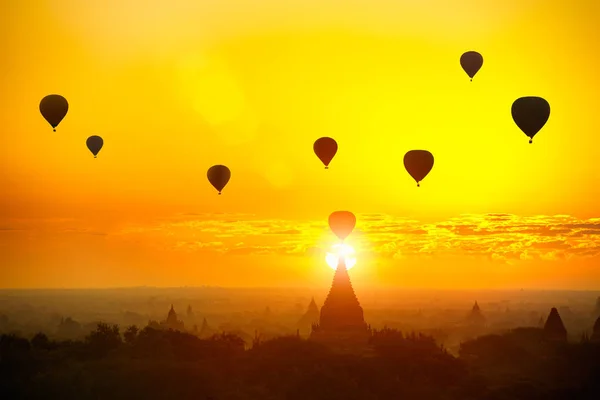 Montgolfière au-dessus de la plaine de bagan — Photo