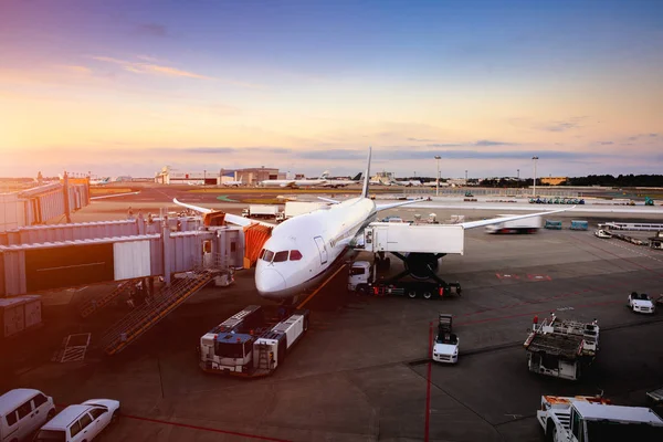 Avion près du terminal — Photo