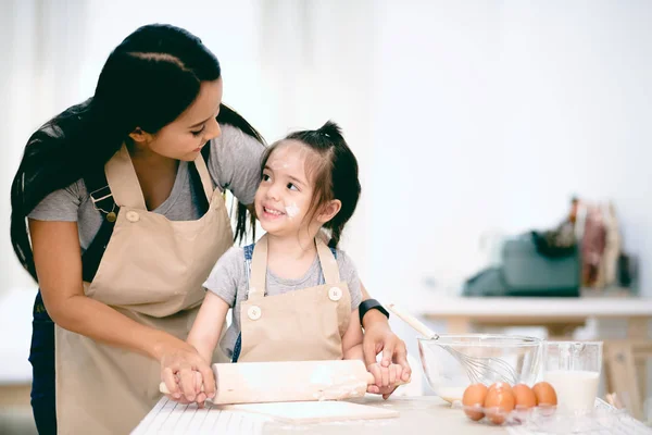 Madre e hija cocinando — Foto de Stock