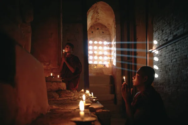 Nowicjuszy, modląc się, Bagan — Zdjęcie stockowe