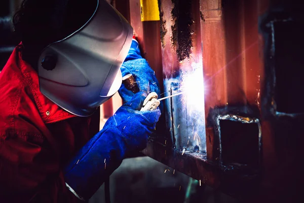 Werknemer op de fabriek lassen — Stockfoto