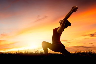 Genç Asyalı kadın pratik yoga