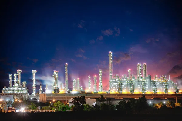 Oil refinery at dusk — Stock Photo, Image