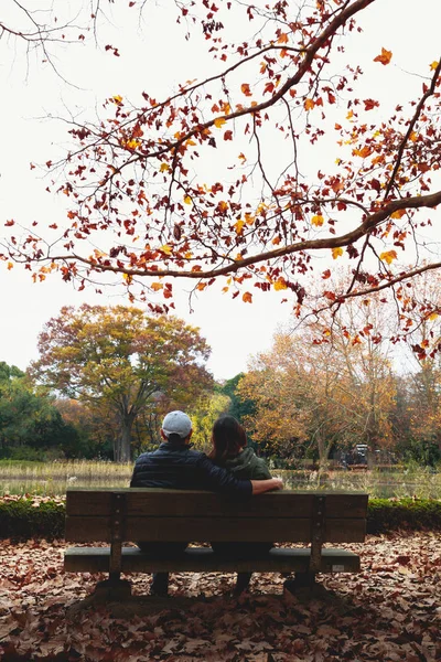 Couple in the garden of Memorial Park — Stock Photo, Image