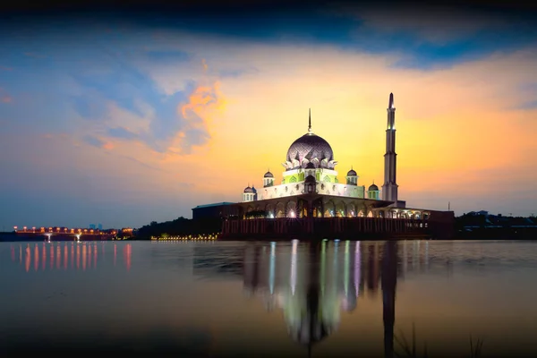 Mosquée Putra au lever du soleil — Photo